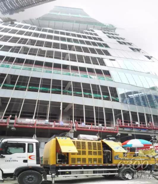 徐工超高壓車載泵在現場持續施工，對建筑體260米以上施工平臺進行混凝土澆筑