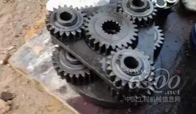 由于漏油而損壞的回轉馬達減速器