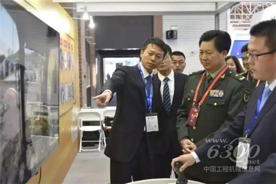 雷沃技術研究院副院長對產品進行講解