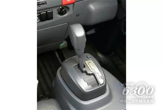 一擋開關在擋桿右側