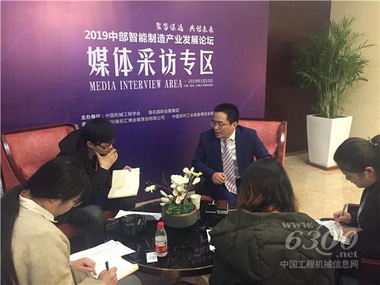 接受媒體采訪