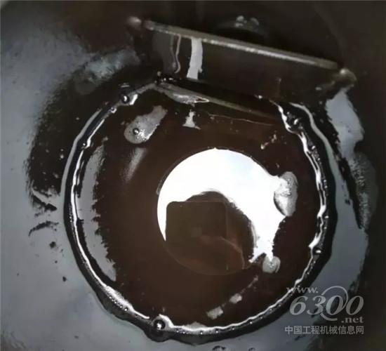 挖掘機液壓油變黑