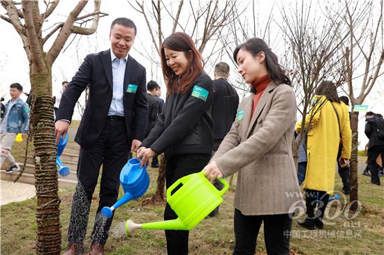 　　由汽車貿促會、法蘭克福展覽和四川省貿促會共同發起的“CAPAS未來園林公益活動”于2019年3月12日（周二）在四川省眉山市圓滿舉行。本次活動得到了四川省相關政府機構的大力支持，眾多品牌展商、汽車行業協會代表蒞臨出席。