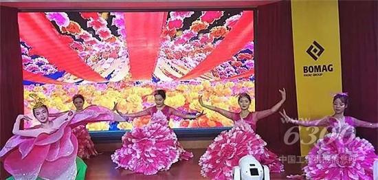 一曲喜慶的《盛世花開》舞蹈拉開了本次活動的序幕