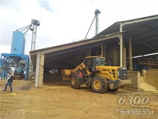 AFRI SAM公司現場山東臨工新式L958F正在緊張作業