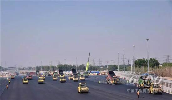 寶馬格壓路機現身“新國門”
