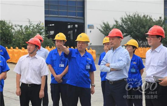 山東重工集團領導深入山重建機講黨課