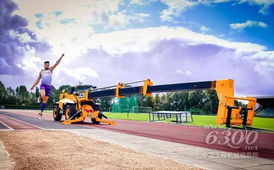 英國跳遠冠軍與JCB簽約