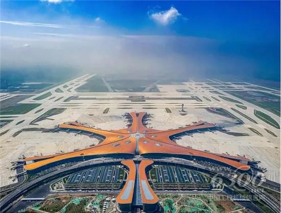 北京大興國際機場背后的高空作業設備
