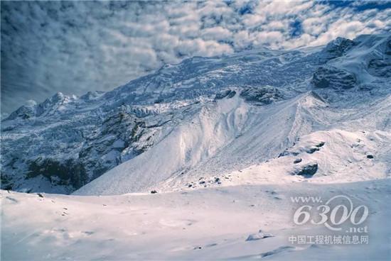 　　縱貫阿根廷西部的安第斯山脈約占本國國土面積30%，冬季彌漫著終年不散的積雪，橫穿里奧內格羅、內烏肯、丘布特、門多薩、圣胡安、桑塔克魯斯六省，其中安第斯山脈中的高速公路、省道便成為了連接各省之間經濟活動的重要紐帶。為了保證在雪季該區域工作、生活的正常開展，阿根廷交通部一次性采購15臺徐工除雪平地機GR3003交付各省交通部保障道路暢通。
