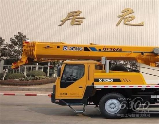 　　汽車起重機作為工程施工中常用的起重機械，整天與漫天黃土、泥濘坑洼的工地打交道，作業環境惡劣，施工作業風險點較多。選擇設計源頭扎實，制造過程精準的產品，是初入行者降低投資風險的基本保證。