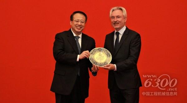 上海市市長龔正向阿特拉斯科普柯（中國）投資有限公司副總裁Francis Liekens先生頒授紀念牌