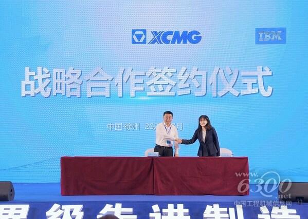 徐工集團、徐工機械董事長楊東升與IBM咨詢大中華區高級合伙人、企業業務轉型服務總經理李郁靜代表徐工及IBM簽署合作協議。