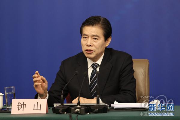 圖為商務部部長鐘山在新聞發布會上介紹有關情況 新華網/中國政府網 陳杰 攝