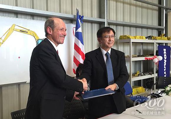 UNIDO的董事總經理Philippe Scholtes（左）與日本政府代表吉田馨（右）簽署協議