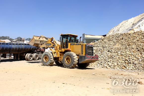 阿拉丁?本駕駛雷沃裝載機在石料廠作業