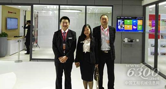 三一筑工市場總監蔣冰(中間)和合作企業長沙通球、新和創(右)代表合影