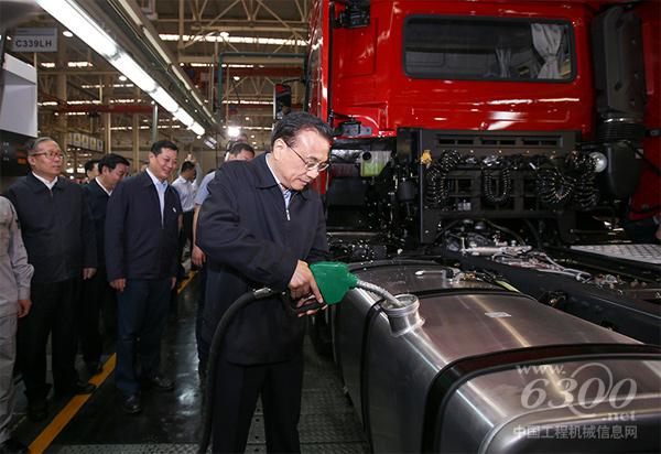 2016年5月23日，李克強到湖北十堰考察東風商用車重卡新工廠，在裝配生產線旁應邀為新型重卡加油