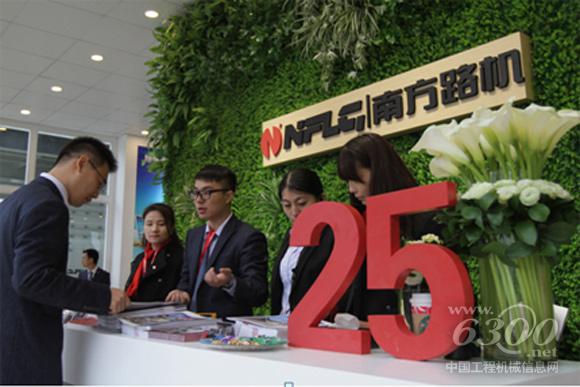  一樓大廳的南方路機整體解決方案體驗區，向客戶展示了南方路機集破碎、整形、制砂、攪拌、建筑垃圾處理的綠色建材循環產業整體解決方案。