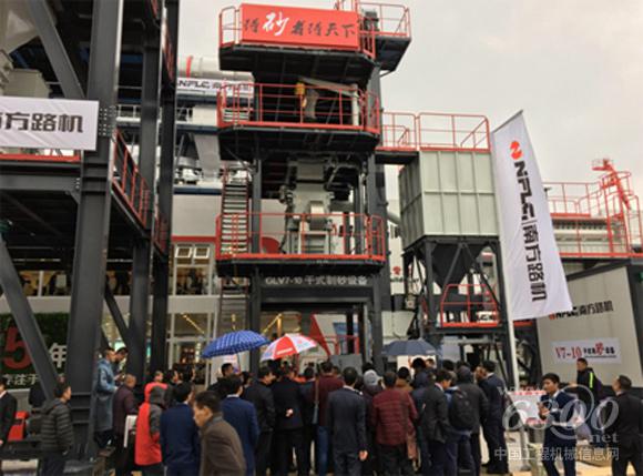 南方路機V7干式制砂演練現場，吸引大批客商