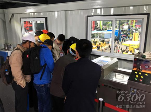 南方路機瀝青攪拌設備二樓舉行了泡沫瀝青試驗機的現場發泡演示