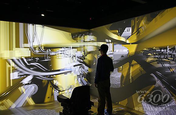 參觀者親身體驗卡特彼勒智能機器