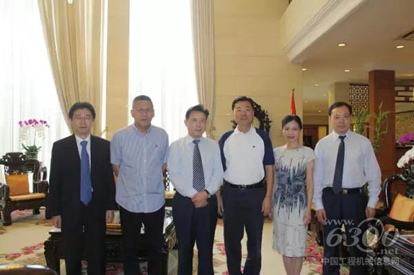 梁穩根一行與中國駐印尼大使謝鋒、公參王立平合影