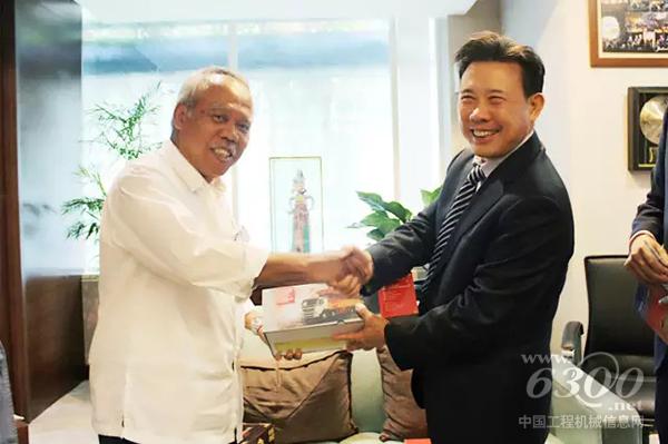 梁穩根與印尼公共工程與住房部部長巴蘇基·哈迪穆爾約諾合影