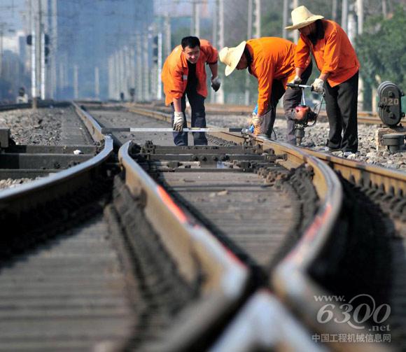 2016年全國鐵路行業固定資產投資完成8015億元