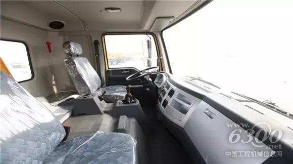 徐工XCT12L4汽車起重機高端駕駛室