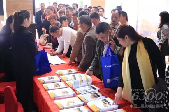 徐工起重機客戶交流會現場人流涌動，熱鬧非凡