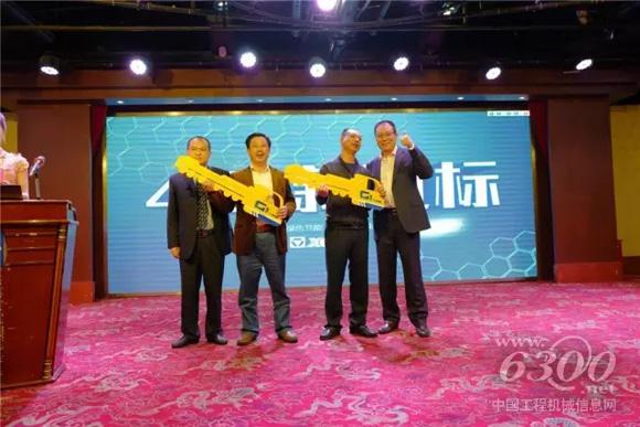 徐工起重機械事業部領導親自為客戶交接金鑰匙