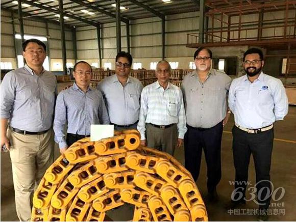 山推對印度代理公司進行走訪調研，圖為工作人員合影