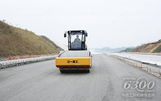 施工中的三一壓路機