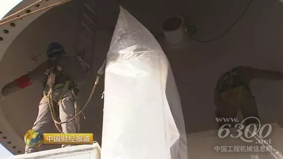 塔筒與底座的對接，最考驗起重機的精度。