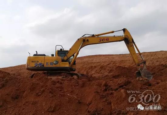 施工中的山重建機挖掘機