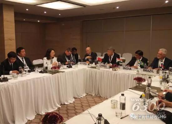徐工集團進出口公司副總經理張巖梅在制造業小組會議上發言