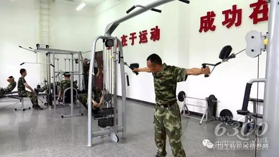 為了練就手穩，他每天堅持鍛煉臂力