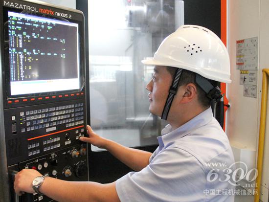 李冰正在操作數控機床作業.JPG