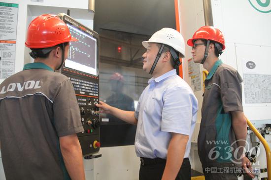 李冰正在教授徒弟機床使用技巧 (2).JPG