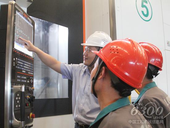 李冰正在教授徒弟機床使用技巧.JPG