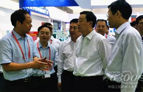 國家發改委黨組成員，國家糧食局黨組書記、局長張務鋒等領導詳細了解中聯重科谷王烘干機技術優勢