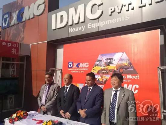 徐工機械總裁助理、進出口公司總經理劉建森先生為徐工尼泊爾新4S店剪彩