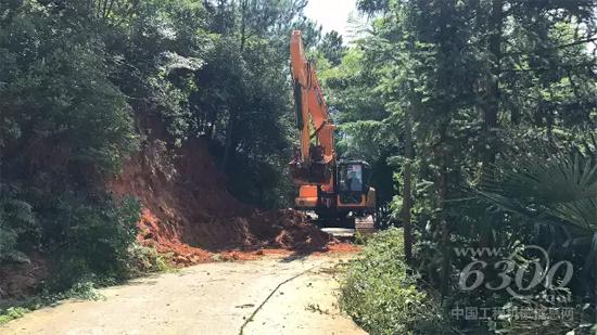 中大挖進入狹窄的鄉村公路