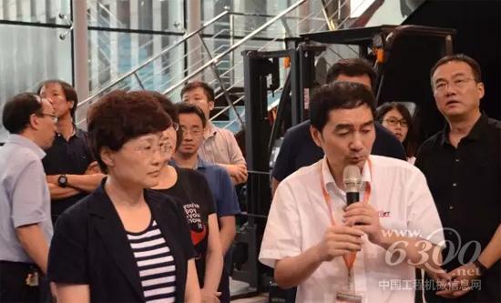 周學軍向工信部領導王瑞華一行作介紹