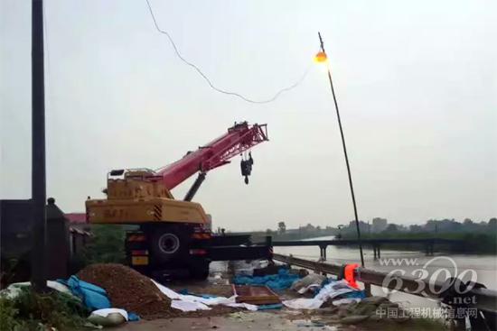三一起重機在湘江大堤湘潭段進行加固