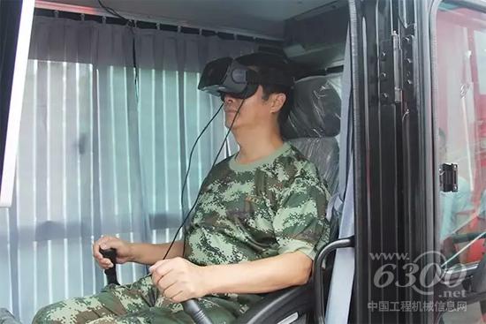 副參謀長向明清親自體驗VR操控挖掘機