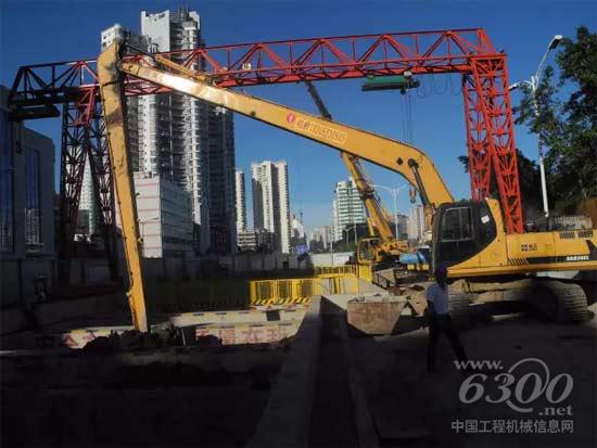 廈工加長臂挖掘機在地鐵建設中游刃有余