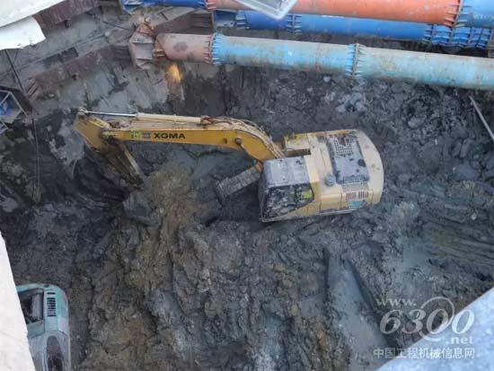 廈工挖掘機在廈門地鐵二號線項目工地施工作業