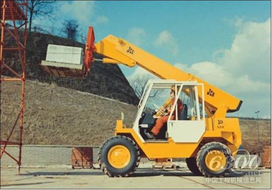 JCB 伸縮臂叉裝車
